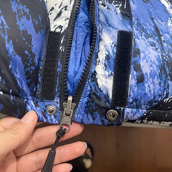 The North Face Black and Blue Puffer Jacket - Picture 11 of 15